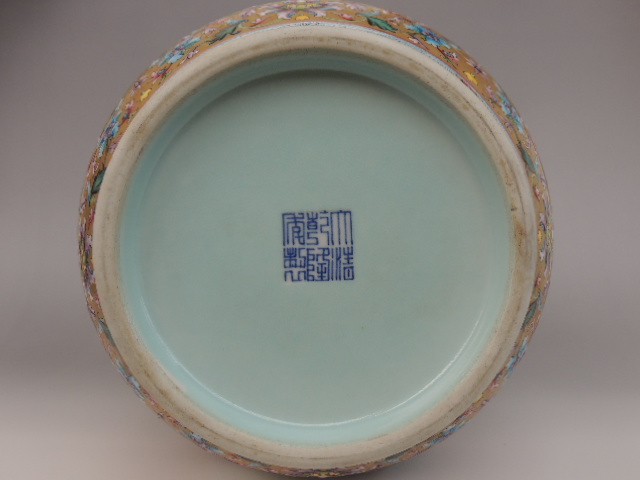 乾隆年制金地开光粉彩山水风景纹双耳瓶- 清代瓷器- 精品瓷器
